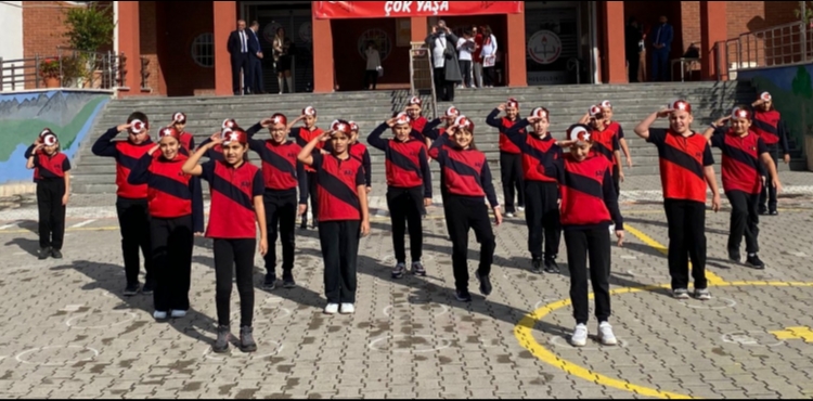 MİNİK ÖĞRENCİLERİN CUMHURİYET COŞKUSU
