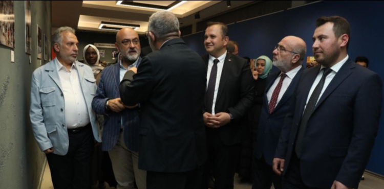 BÜYÜKŞEHİR’DEN ULUSLARARASI ÖĞRENCİLERE SANAT KÖPRÜSÜ: “Bİ’ DÜNYA SANAT” SERGİSİ AÇILDI