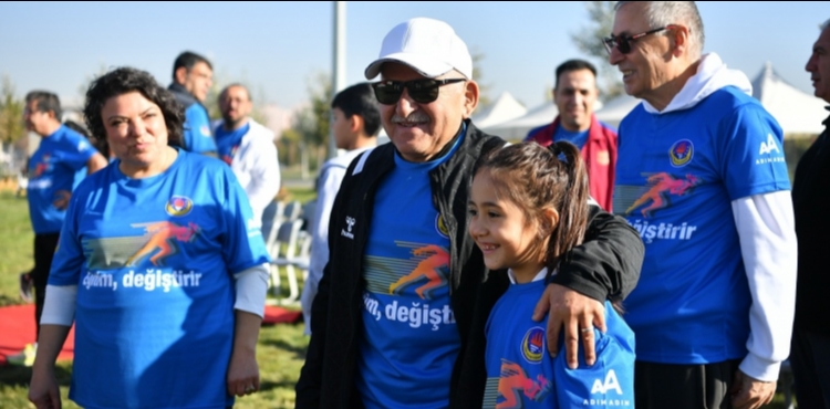 BAŞKAN BÜYÜKKILIÇ, MİLLET BAHÇESİNDE ANLAMLI KOŞUYA KATILDI