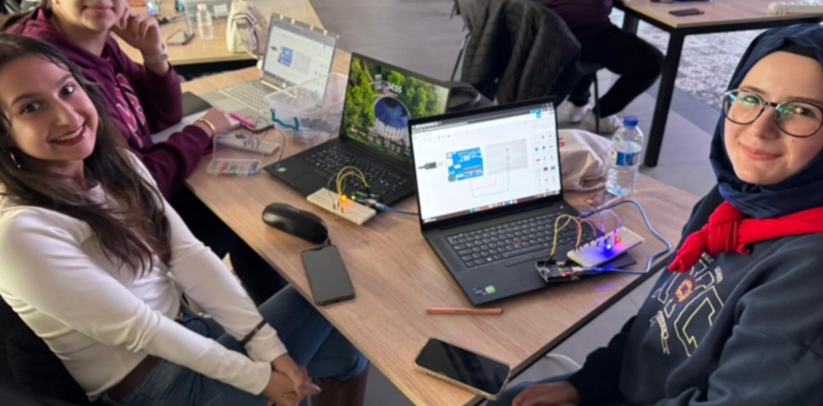 BYKEHRN BLM AKADEMSݒNDEN RETMEN ADAYLARINA ROBOTK KODLAMA ETM