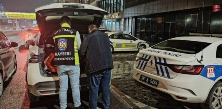 Trafikte kurallar� ihlal eden s�r�c�lere ceza ya�d�