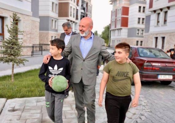 BAKAN OLAKBAYRAKDARDAN ORURESE ALE SALIK MERKEZ, PARK VE HALI SAHA