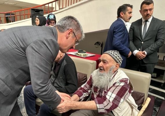 Vekil opurolu, huzurevini ziyaret etti 