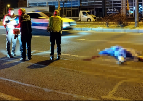 Hafif ticari aracn arpp, otomobilin ezdii kadn ld; kaza an gvenlik kamerasnda