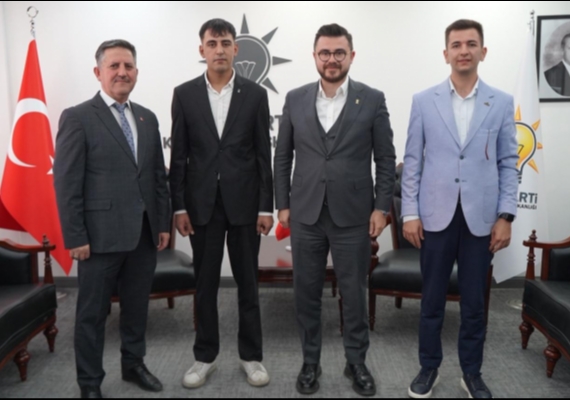 2 Meclis yesi ve Genlik Kollar Bakan AK Parti Ailesine Katld