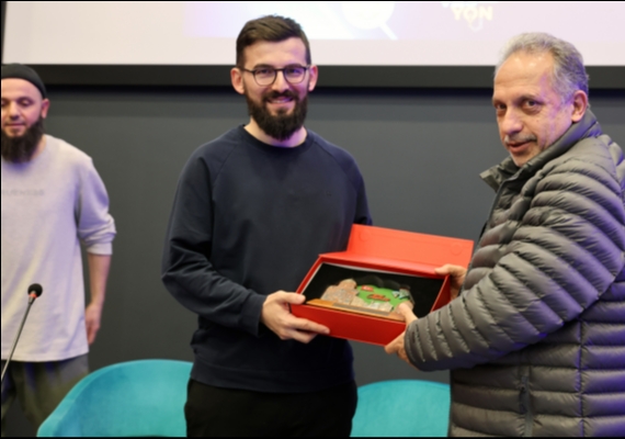 GELECE��N KODLARI TALAS�TA YAZILIYOR