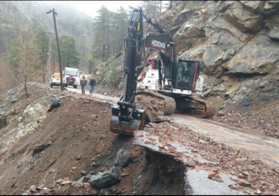 Yahyal��da sa�anak ya��� yolda hasara neden oldu