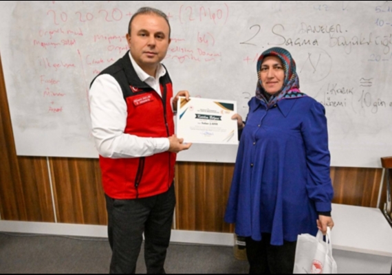 Bah�e Bak�m� Kursu�nu tamamlayan �reticilere sertifikalar� verildi