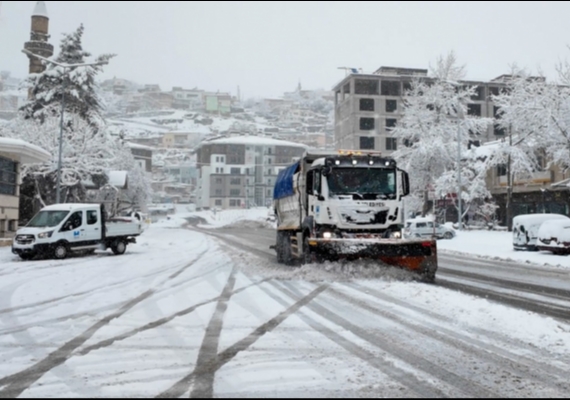 Hac�lar Belediyesi ekipleri karla m�cadele i�in sahada