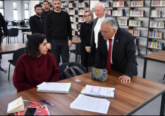 BA�KAN B�Y�KKILI� VE BAKAN YARDIMCISI BOYRAZ, TALAS MEVLANA SOSYAL YA�AM MERKEZݒN� Z�YARET ETT�