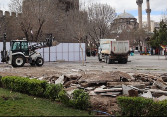 Cumhuriyet Meydan��ndaki son i�letme de kald�r�ld�