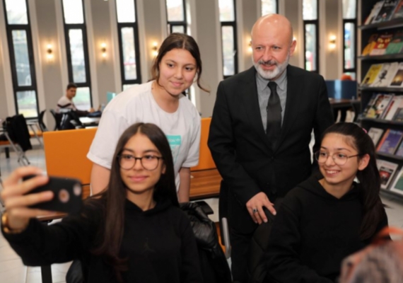 �H�ZMETLER�M�ZLE OKUYAN B�R NES�L YET��T�R�YORUZ�