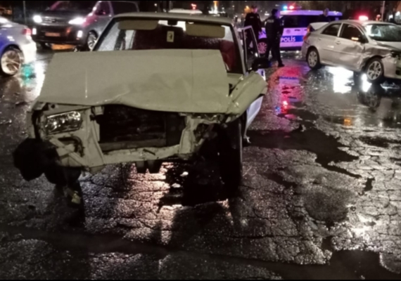 �ki otomobilin �arp��t��� kazada hasar meydana geldi