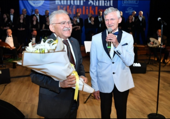 B�Y�KKILI�, T�RK SANAT M�Z��� KENT KOROSU KONSERݒNDE KAYSER�L�LERLE BULU�TU