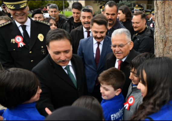 BA�KAN B�Y�KKILIǒTAN POL�S HAFTASI�NDA G��L� MESAJ: �FEDAK�RLI�INIZLA ONUR DUYUYORUZ�