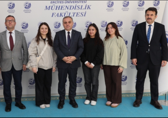 Rekt�r Prof. Dr. Altun, IEEE Kul�b� ��rencileri ile Bir Araya Geldi