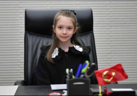 B�Y�K�EH�R�DE BA�KANLIK KOLTU�UNA M�N�K ZEYNEP OTURDU