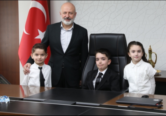 BA�KAN �OLAKBAYRAKDAR, KOLTU�U �OCUKLARA DEVRETT�