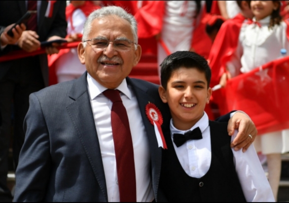 BA�KAN B�Y�KKILI�, �OCUKLARIN BAYRAM SEV�NC�NE ORTAK OLDU