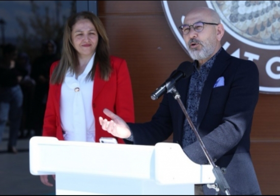 B�Y�K�EH�R��N �ATE�LE YAZILAN H�K�YELER� SERG�S�, SANATSEVERLERLE BULU�TU