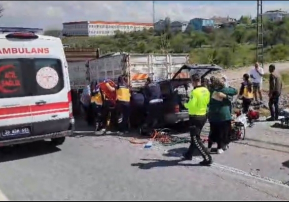 Hac�lar�da otomobilin kamyona �arpt��� kazada anne �ld�, o�lu yaraland�