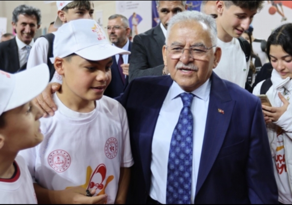 BA�KAN B�Y�KKILI�, U�AN KAYKAY PROJESݒNDE GEN�LERLE BULU�TU