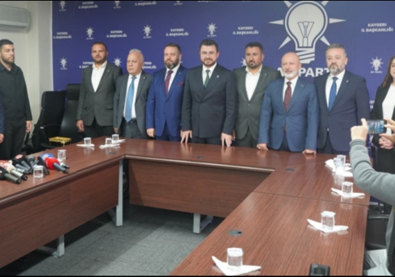 Yeniden Refah Partisi�nden AK Parti�ye Kat�lan Yeni �yelere Rozet Tak�ld�.