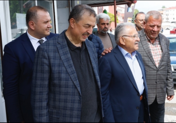 BA�KAN B�Y�KKILI�, YE��LH�SAR�DA YATIRIMLARI �NCELED�, VATANDA� VE ESNAFLA BULU�TU