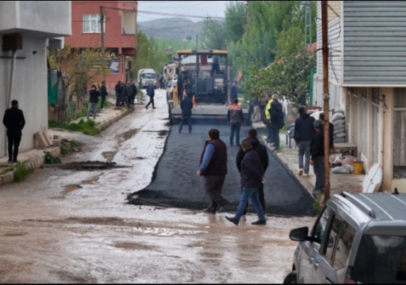 B�Y�K�EH�R�DEN SARIZ�DAK� 1,3 K�LOMETREL�K ANA ARTERDE YOL YAPIM VE SICAK ASFALT �ALI�MASI