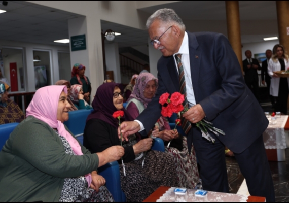 B�Y�K�EH�R��N HUZUR EVݒNDE ULU �INARLARA GEN�LERDEN ANLAMLI BAYRAM Z�YARET�