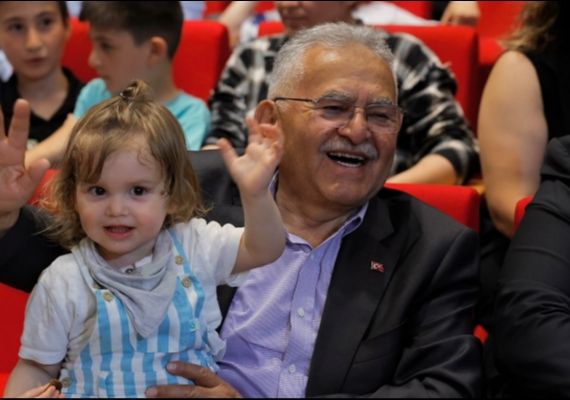 B�Y�K�EH�R KONSERVATUVARI�NDA MEZUN�YET CO�KUSU: BA�KAN B�Y�KKILI� �OCUKLARLA BULU�TU