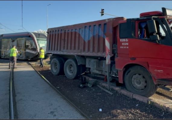 TRAMVAY �LE KAMYON �ARPI�TI: 5 YARALI
