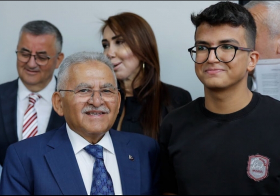 BA�KAN B�Y�KKILI� ��RENC�LER�N KARNE SEV�NC�NE ORTAK OLDU: 