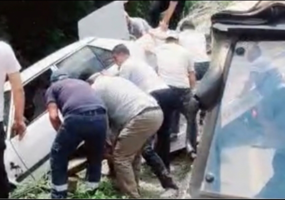 Yahyal�'da otomobil su kanal�na d��t�: 1 yaral�
