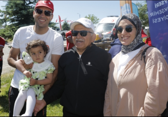 BA�KAN B�Y�KKILI�, YAZA MERHABA DO�A Y�R�Y��ܒNDE SPORSEVERLERLE B�R ARAYA GELD�