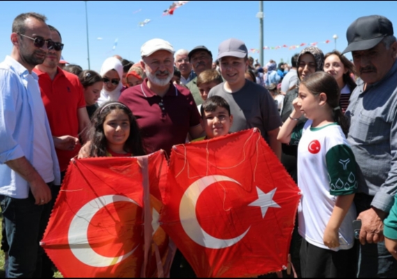 KOCAS�NAN�DA G�KY�Z� RENKLEND�