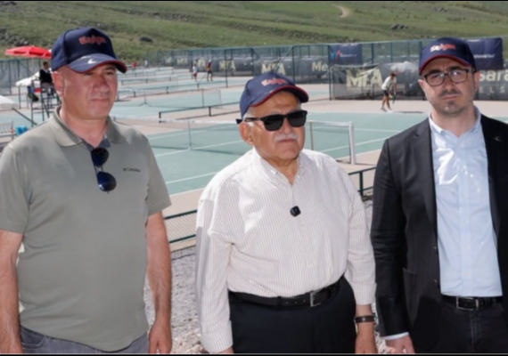 BA�KAN B�Y�KKILI�, ERC�YES�TE DEVAM EDEN D�NYA TEN�S TURU KAR�ILA�MALARINI �ZLED�