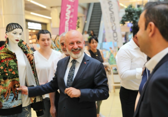 KOCAS�NAN AKADEMݒDEN G�Z KAMA�TIRAN YIL SONU SERG�S�