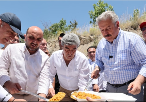 648. M�MAR S�NAN�I ANMA VE EVL�YALAR G�N� P�LAV ETK�NL��� G�N�LLER� B�R ARAYA GET�RD�
