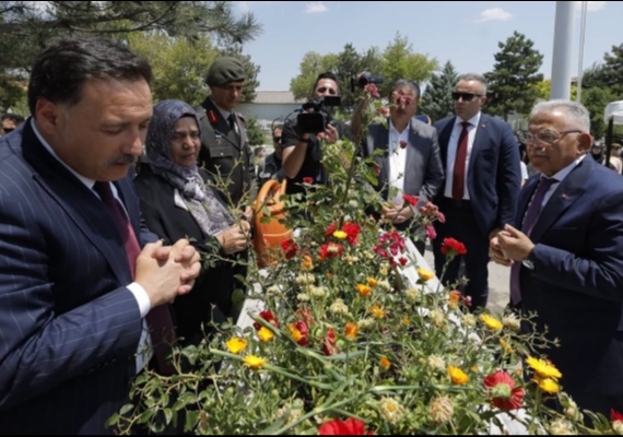 VAL� ���EK VE BA�KAN B�Y�KKILI�, 15 TEMMUZ �EH�TLER� DO�ANAY VE Y���T�� KABR� BA�INDA ANDI