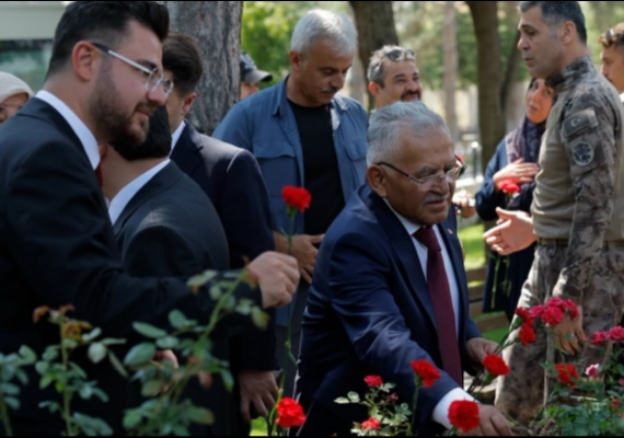 BA�KAN B�Y�KKILI�, 15 TEMMUZ�UN 10. YILINDA �EH�TLER� KAB�RLER� BA�INDA ANDI