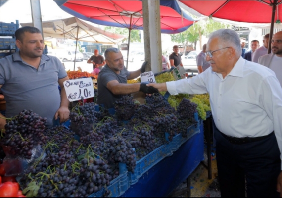 BA�KAN B�Y�KKILI�, H�RR�YET PAZAR YER�'NDE ESNAF VE VATANDA�LARLA BULU�TU