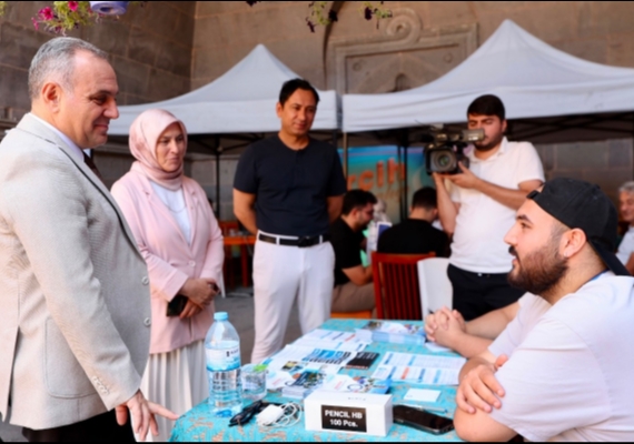 Rekt�r Prof. Dr. Fatih Altun, tercih dan��manl��� stand�nda ��rencilerle bulu�tu