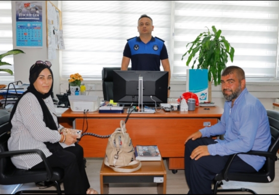 Cumhuriyet Meydan�'nda bulunan i�i d�viz dolu c�zdan sahibine teslim edildi