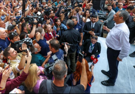 �zg�r �zel: Bundan sonra siyasi tart��malarla oy dev�irme oyunlar�na asla gelmeyece�iz