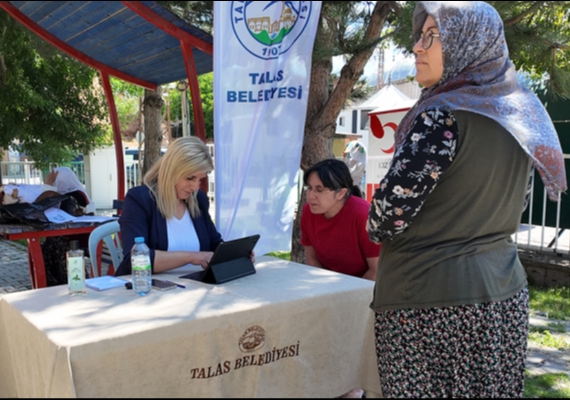 TALAS�TA �OCUKLAR K�TAPLA, B�Y�KLER BEYAZ MASA �LE BULU�TU