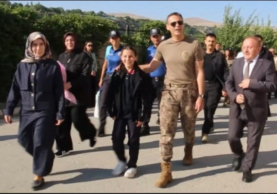 EMN�YET M�D�R� AYDIN, �EH�T KIZINI �LK DERS G�N�NDE OKULUNA BIRAKTI