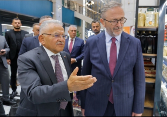 BA�KAN B�Y�KKILI�, BAKAN YARDIMCISI YILMAZ�I M�LLET BAH�ESݒNDE A�IRLADI