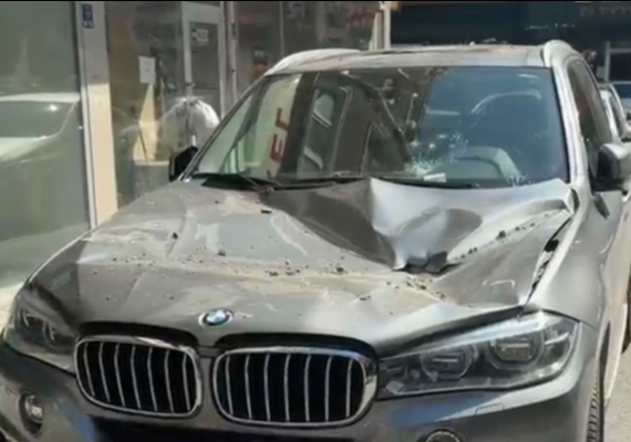 Kayseri�de binadan d��en beton par�alar� l�ks araca zarar verdi