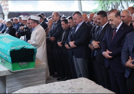 Vali G�kmen �i�ek�in babaannesi son yolculu�una u�urland�